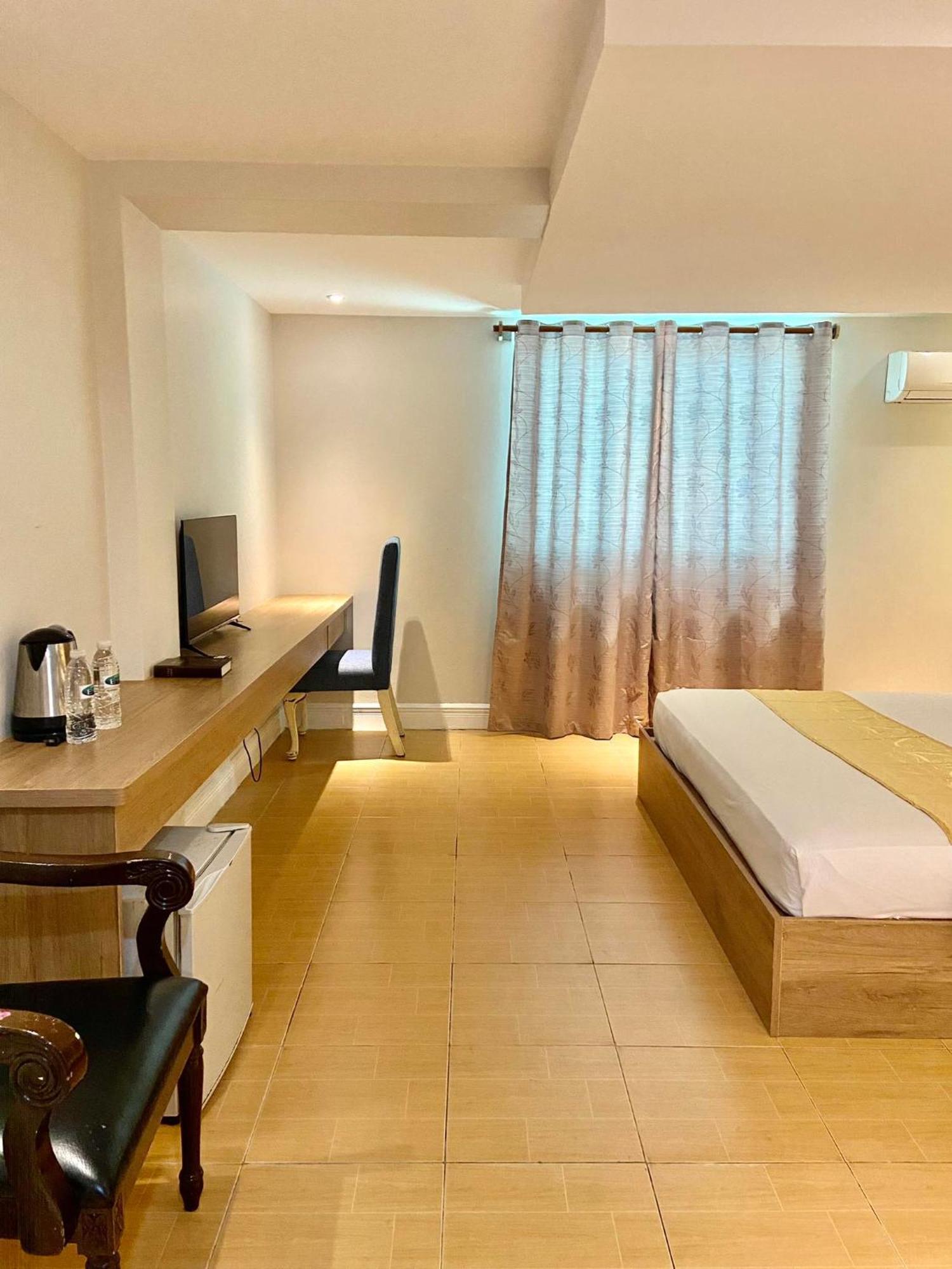 אנגלס Hotel Euroasia By Bluebookers מראה חיצוני תמונה